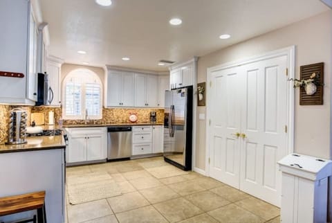 Expansive kitchen