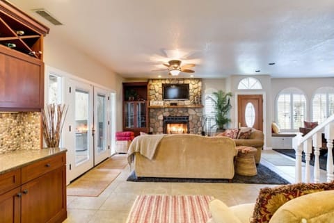 Living room wit fireplace, bar area, tv and couches