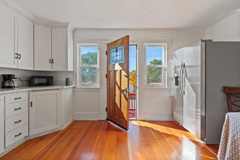 Private kitchen | Fridge, oven, stovetop, coffee/tea maker