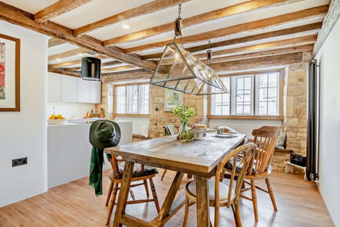 Butcher's Flat Dining Area - StayCotswold