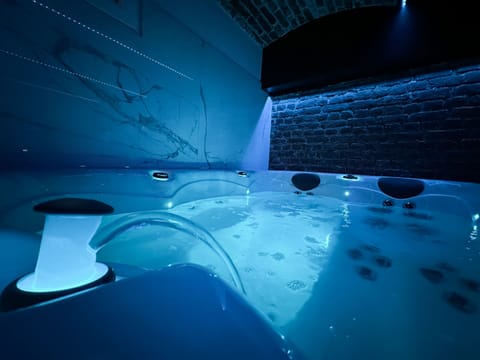 Indoor spa tub