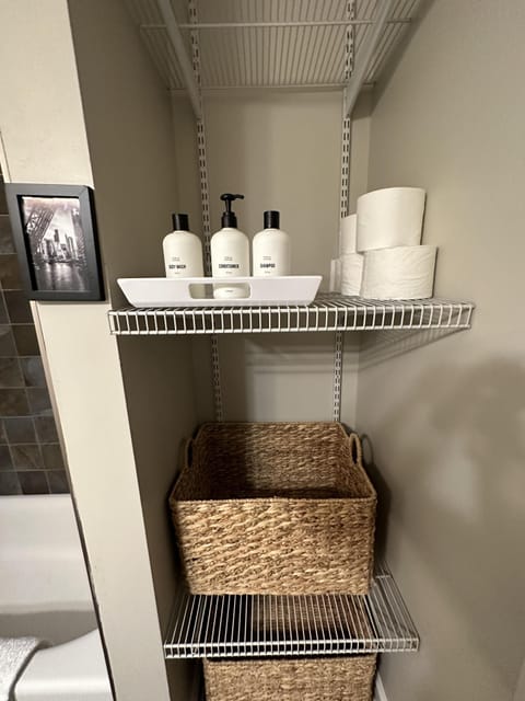 Combined shower/tub, hair dryer, towels