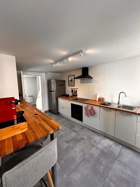 Kitchen fully equipped with counter for breakfast