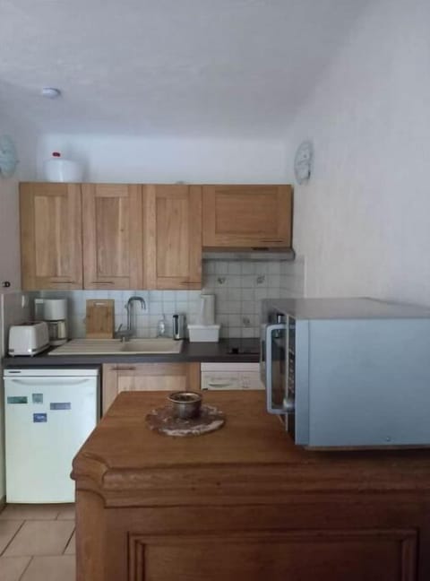 Microwave, oven, stovetop, coffee/tea maker