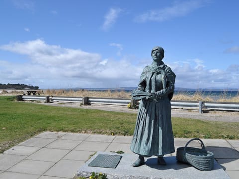 Fisherwife statue, Nairn