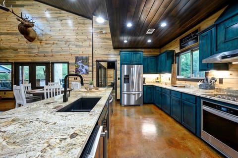 The fully equipped kitchen!