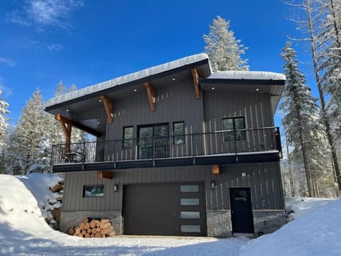 Stunning mountainside location at the base of Mount Fernie.