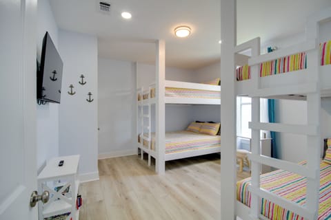 4 bedrooms, desk, travel crib, bed sheets