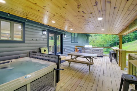Deck | Hot Tub | Outdoor Seating | Gas Grill | Outdoor Games