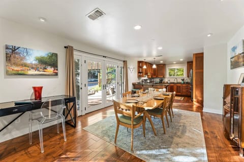 Classic Heywood Wakefield midcentury table and chairs in a terrific dining area