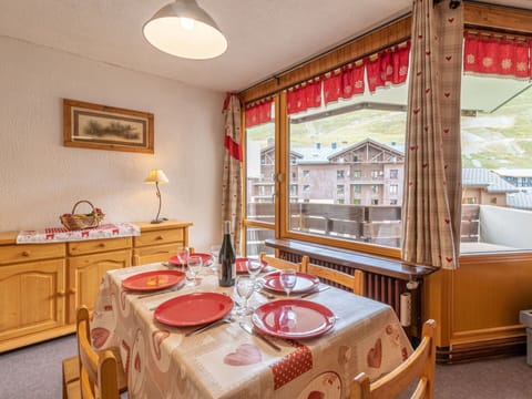 Table, Furniture, Sky, Building, Plant, Water, Interior Design, Chair, Shade, Cloud