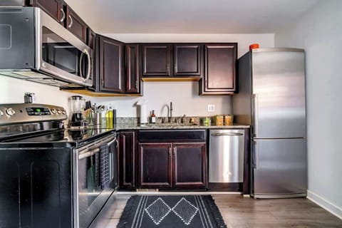 Pet Friendly w/Private Parking Near Short North!
Indulge in culinary creativity within our contemporary, fully-equipped kitchen