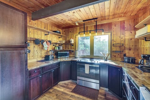 Kitchen | 1st Floor | Coffee Pot | Blender | Toaster