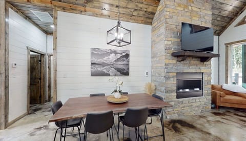 Placid-Pines-Dining-Room