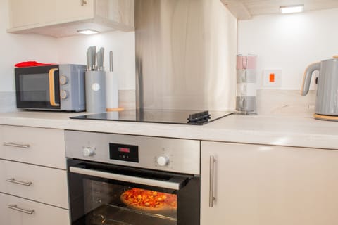 Oven and Hob at 4 Bynack