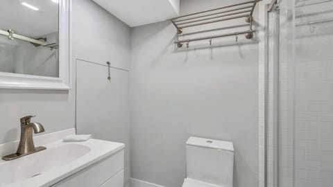 Combined shower/tub, towels