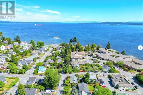 Kin beach - 1 block from suite