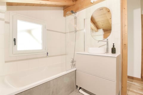 Combined shower/tub, hair dryer, towels