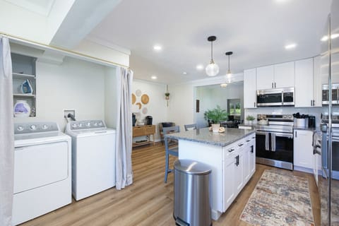 Whip up meals in style in this sleek, fully stocked kitchen! 🍳✨ Features stainless appliances, granite counters, and a spacious island with bar seating—perfect for morning coffee or evening chats ☕👨👩👧👦