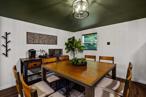 Dining seating for 8 people!