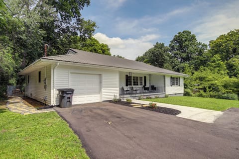 Parking | Driveway (4 Vehicles) | Garage (1 Vehicle)