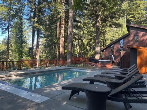 This pool has a uniform shallow depth of 4.5 ft (137 cm), perfect for relaxing.