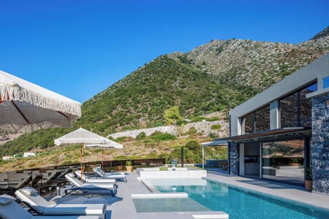 The pool features a depth of 1.4 meters, the pool features a dedicated hydromassage enclave, and a shallow area for younger guests, 0,50m deep.