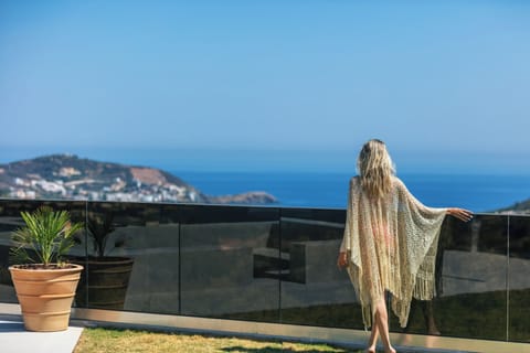 The complex consists of 3 independent villas, each boasting its own private swimming pool and 4 en-suite bedrooms