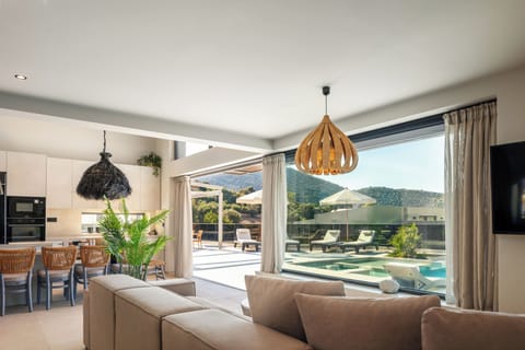 Open space living and kitchen area, with direct access to the pool area