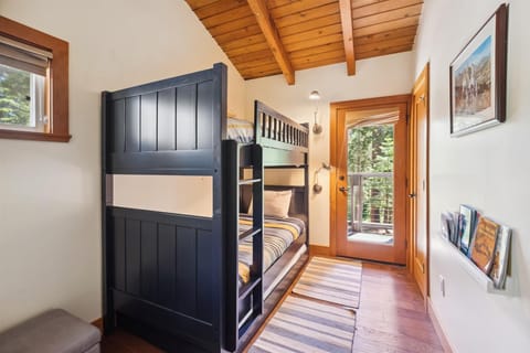 upper level-bedroom-dsc03387