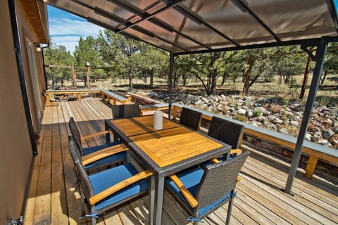 Outdoor Porch with Dining Table (1)
