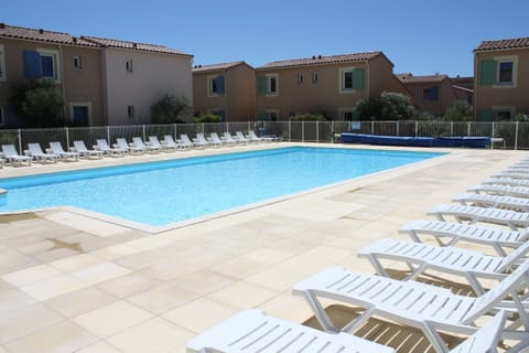 MOURIES holiday rental, mouries gîte with pool for rent with all comfort for 4 people. Online reservation with Plaisirs & Maisons de Provence heated pool