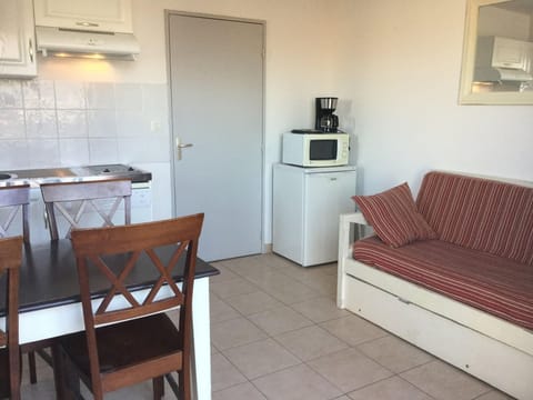 MOURIES holiday rental, mouries gîte with pool for rent with all comfort for 4 people. Online reservation with Plaisirs & Maisons de Provence living room
