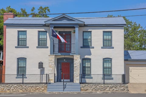 Front of home, origenal Bell County, Jail