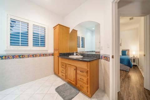 Shower, jetted tub, hair dryer, towels