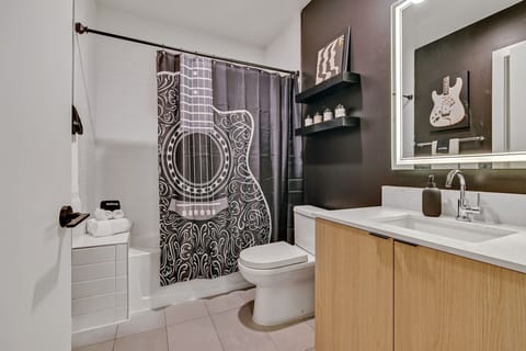 Combined shower/tub, hair dryer, towels