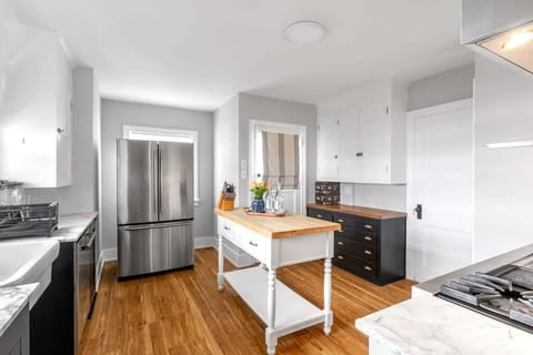 You could prepare a meal here easily