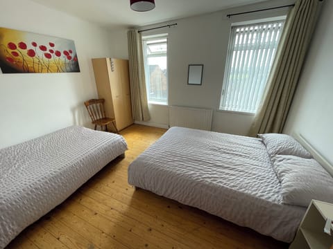 4 bedrooms, iron/ironing board, WiFi, bed sheets