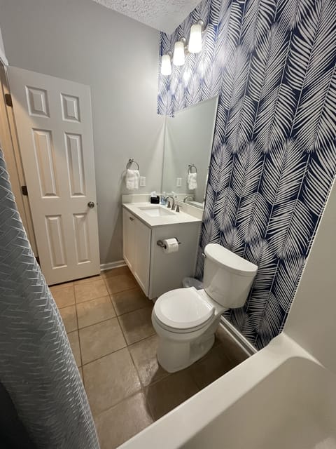 Combined shower/tub, hair dryer, towels