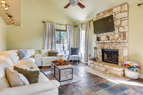 New Braunfels Vacation Rental | 3BR | 2.5BA | 2,700 Sq Ft | 1 Half Step to Enter