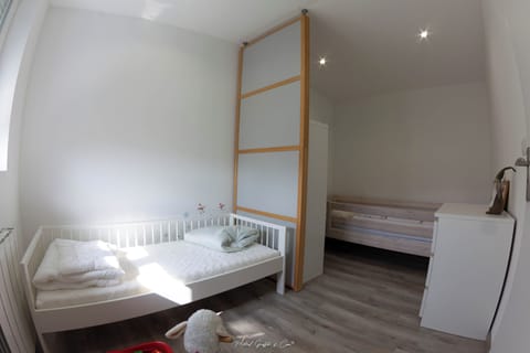 2 bedrooms, travel crib, free WiFi, bed sheets