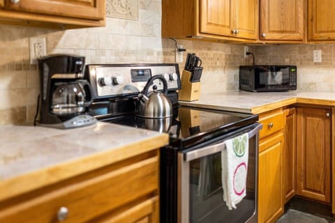 Culinary Delight Awaits! ️ Our fully-stocked kitchen has all your essentials covered – Ninja Blender, coffee machine, tea kettle, microwave, and sharp steak knives for your inner chef! Whip up a feast or savor takeout – the choice is yours! ☕