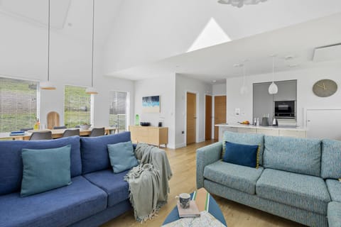 Sofa seating for 8 guests with open plan living - 4 The Vista, Willingcott