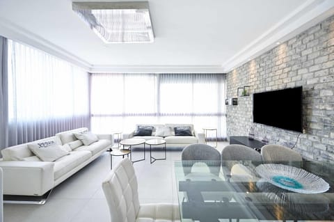 Spacious 4 BR Penthouse with Sea View with MAMAD by HolyGuest Apartment in Tel Aviv-Yafo