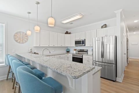 Breakfast Bar and Kitchen