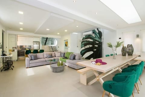 The wide area of living room, dining room and the kitchen