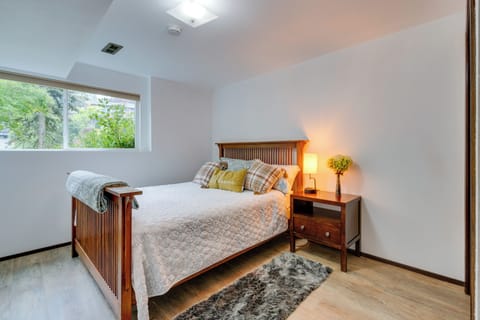5 bedrooms, iron/ironing board, travel crib, internet