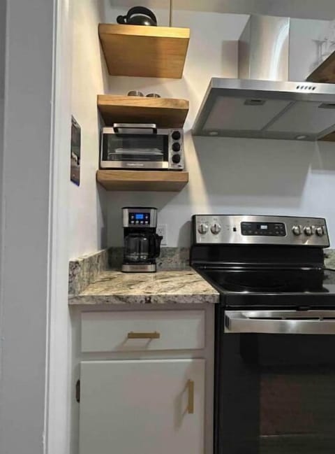 Fridge, oven, stovetop, coffee/tea maker