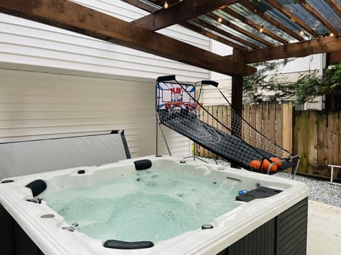 Hot Tub for 6 people(Outdoor shared with 2 elderly that stay in basement)  