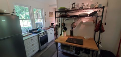 Fridge, oven, stovetop, coffee/tea maker